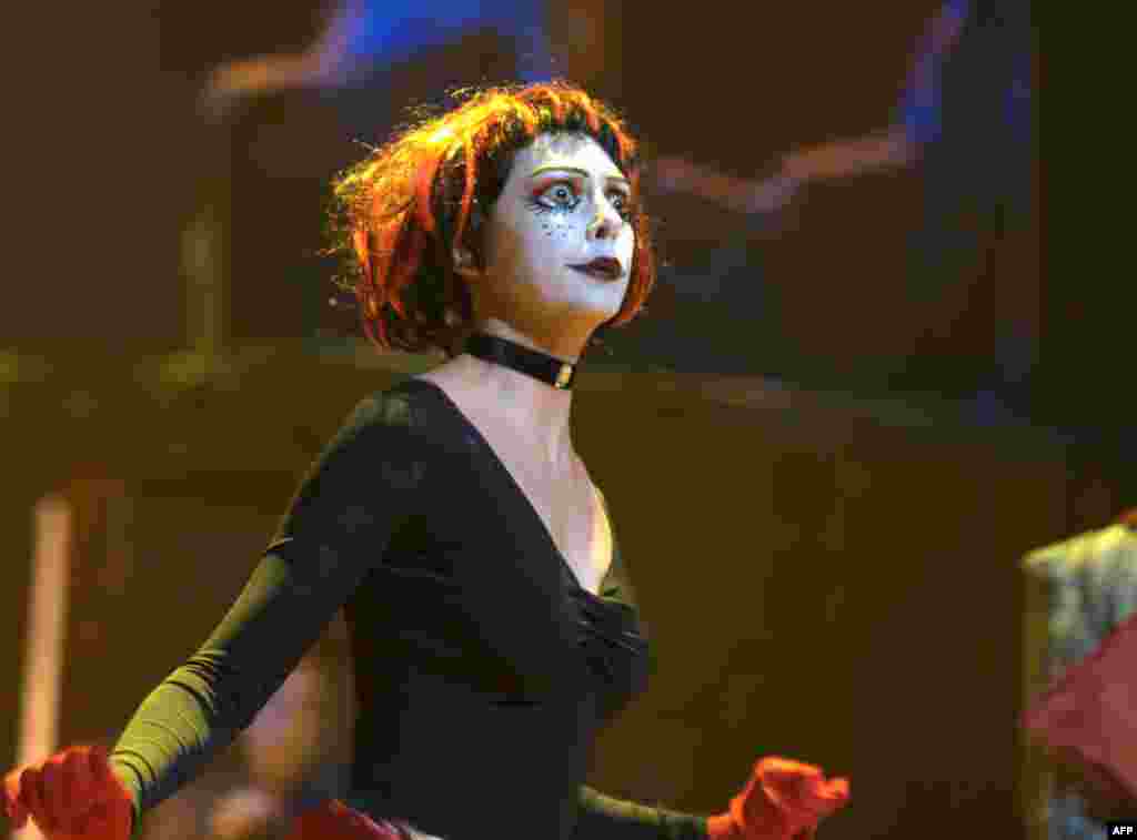 Король в костюме клоуна