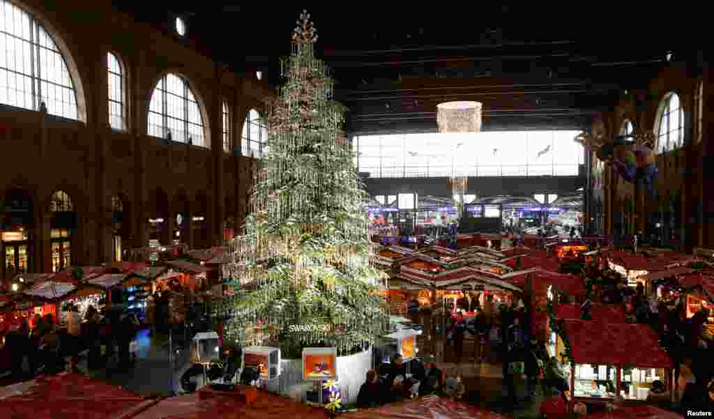 بازار و درخت کریسمس وسط سالن اصلی&zwnj; ایستگاه راه آهن مرکزی زوریخ سوییس.