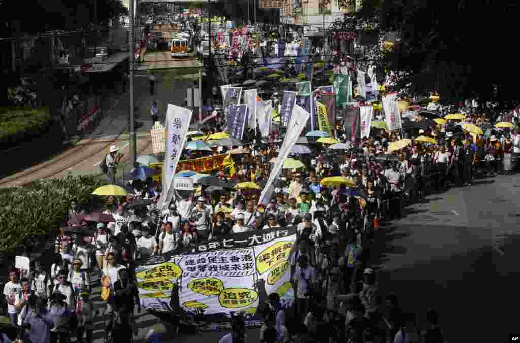 Para demonstran pro-demokrasi berbaris dalam protes tahunan yang menandai penyerahan Hong Kong dari kekuasan Inggris ke kekuasaan China tahun 1997, di Hong Kong (1/7). (AP/Kin Cheung)