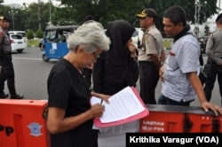 Maria Catarina Sumarsih signs the protesters' weekly letter, July 13, 2017, to the Presidential Palace demanding action on past human rights violations.