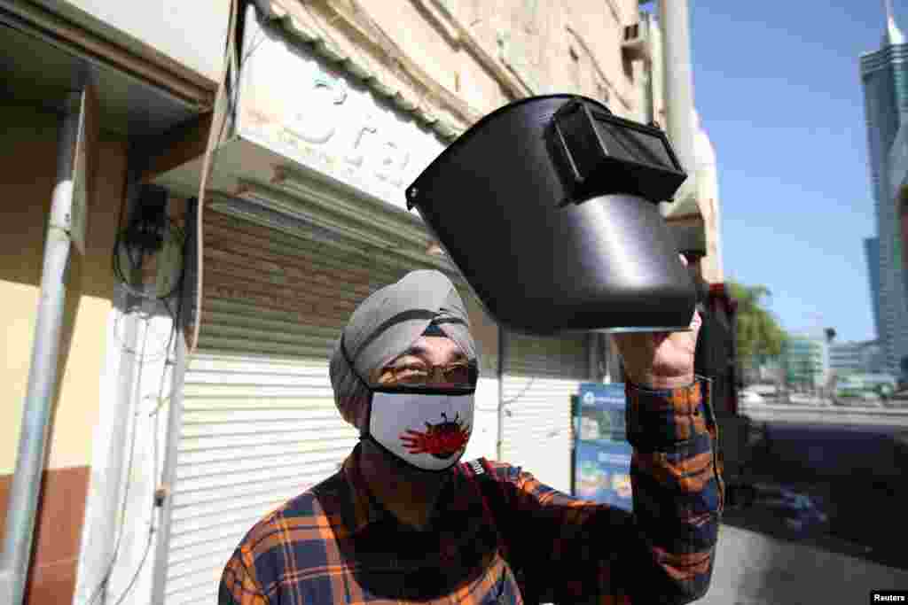 بحرین میں مقیم ایک بھارتی شہری نے بھی فیس ماسک لگا کر ویلڈنگ کے دوران استعمال ہونے والے شیشے سے سورج گرہن دیکھنے کی کوشش کی۔