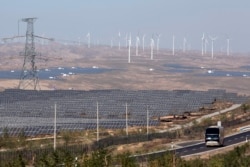 资料照：中国西北宁夏回族自治区的太阳能发电场和风力发电场