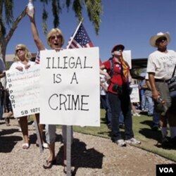 Para penentang RUU soal pengakuan bagi imigran gelap unjuk rasa di Glendale, negara bagian Arizona.