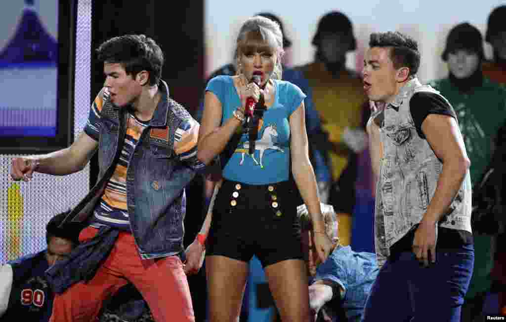 La gran ganadora de la noche, la cantante Taylor Swift durante su presentaci&oacute;n en la entrega de los Premios Billboard 2013.