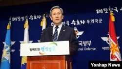 15일 한국 국방부 청사에서 대국민 사과문을 발표하는 김관진 국방장관.