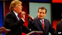 2016年3月3日共和党总统候选人川普和参议员克鲁兹(右)在福克斯剧院辩论