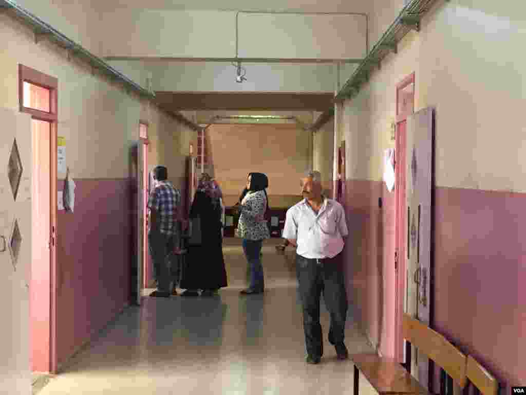 Voters line up inside a polling station in Gaziantep, Turkey, June 7, 2015. (Mutlu Civiroglu/VOA)