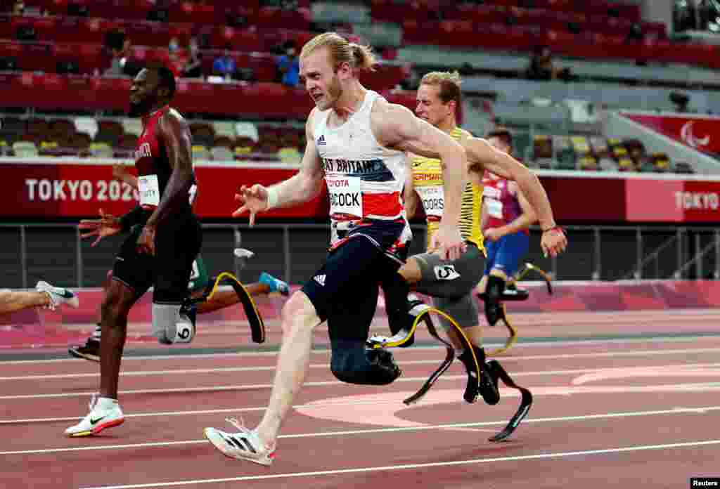 Jonnie Peacock of Britain, right, competes in the men&#39;s 100m athletics final during the Tokyo 2020 Paralympic Games at the&nbsp;Olympic Stadium in Tokyo, Japan.