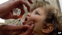 Mtoto apewa chanjo ya Polio mjini Kabul, Afghanistan