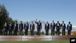 President Barack Obama, center, waves as he poses for a group photo with leaders of ASEAN, the 10-nation Association of Southeast Asian Nations, at the Annenberg Retreat at Sunnylands in Rancho Mirage, Calif., Tuesday, Feb. 16, 2016. ASEAN's Secretary General Le Luong Minh Brunei's Sultan Hassanal Bolkiah, Cambodia's Prime Minister Hun Sen, Indonesian President Joko Widodo, Malaysia Prime Minister Najib Razak, Laos President Choummaly Sayasone, Philippine President Benigno Aquino III, Singapore Prime Minister Lee Hsien Loong, Thailand Prime Minister Prayuth Chan-ocha, Vietnam Prime Minister Nguyen Tan Dung, and Myanmar Vice President Nyan Tun. (AP Photo/Pablo Martinez Monsivais)