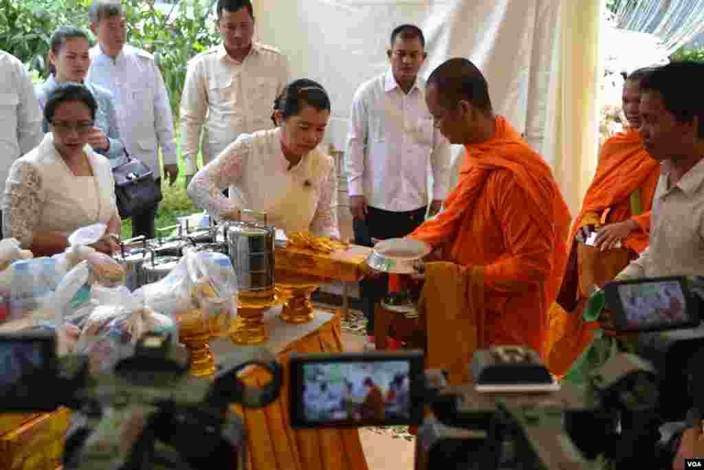 លោកស្រីម៉ែន សំអន រដ្ឋមន្រ្តីក្រសួងទំនាក់ទំនងជាមួយរដ្ឋសភា ព្រឹទ្ធសភា និងអធិការកិច្ច ប្រគេនចង្ហាន់ដល់ព្រះសង្ឃនៅមន្ទីរស-២១ ក្នុងរាជធានីភ្នំពេញ កាលពីថ្ងៃព្រហស្បតិ៍ ទី០៤ ខែតុលា ឆ្នាំ២០១៨។ (ណឹម សុភ័ក្រ្តបញ្ញា/VOA)
