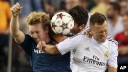 Jack McBean, del Galaxy, batalla con dos jugadores del Real Madrid.