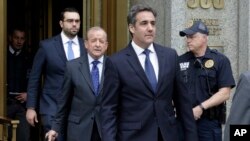 El abogado del presidente Donald Trump, Michael Cohen, sale de una corte federal en Nueva York. 