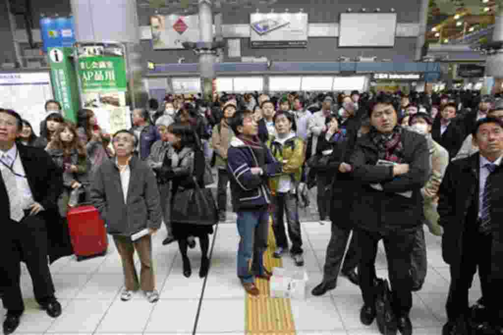 Pasajeros de tren en Tokyo a la espera de las primeras informaciones sobreel servicio interrumpido tras el fuerte terremoto masivo que sufrió la isla esta mañana.