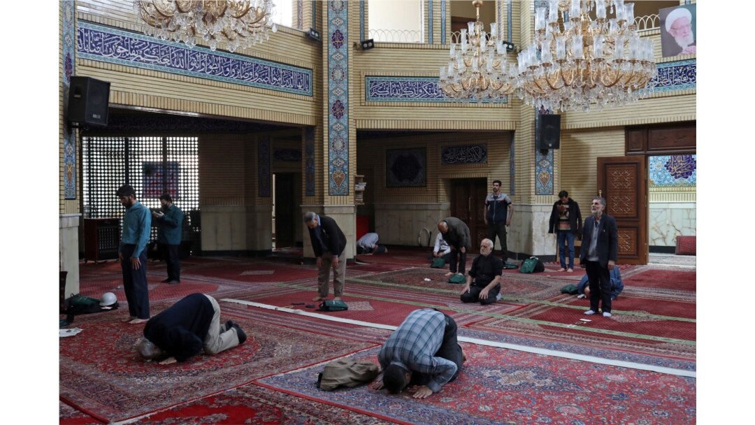 Sebuah masjid di Teheran, Iran, terlihat sepi saat mulai merebaknya pandemi corona, 17 Maret 2020. (Foto: WANA (Kantor Berita Asia Barat) / Ali Khara via REUTERS)