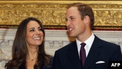 Hoàng tử Anh William và vợ sắp cưới Kate Middleton tại London, ngày 16/11/2010