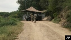 U.S. National Guard troops guard the border in Roma, Texas, April 10, 2018. 