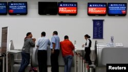 Hành khách tại quầy làm thủ tục của Delta AirLines ở Mexico City, Mexico, ngày 8/8/2016.