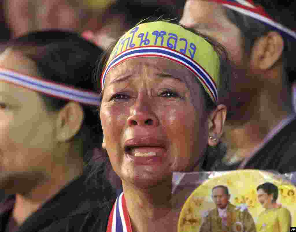 Holding a picture of Thai King Bhumibol Adiulyadej and Queen Sirikit, an anti-government protester cries during a demonstration in Bangkok, Nov. 11, 2013.&nbsp;