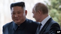Ông Kim Jong Un và ông Putin trong cuộc gặp hôm 25/4.