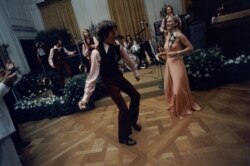 Susan Ford dan SMA-nya (Holton-Arms School) mengadakan pesta prom di East Room, Gedung Putih.