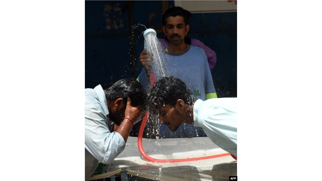 پاکستان کے اکثر علاقوں میں ان دنوں شدید گرمی پڑ رہی ہے۔ کراچی میں دو لوگ خود کو گرمی سے بچانے کی کوشش کر رہے ہیں۔