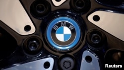 ​ເຄື່ອງໝາຍຂອງລົດ BMW ຢູ່​ກົງ​ລົດ​ທີ່​ວາງ​ສະ​ແດງ​ຢູ່​ງານ​ວາງ​ສະ​ແດງ​ລົດ​ຈີນ 2016 ໃນ​ນະ​ຄອນຫຼວງ ປັກ​ກິ່ງ. 29 ເມ​ສາ, 2016. 