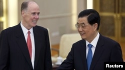 U.S. National Security Advisor Tom Donilon (L) and China's President Hu Jintao during their meeting at the Great Hall of the People in Beijing, July 24, 2012. 