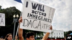 Para demonstran memrotes dihentikannya program DACA dalam aksi unjuk rasa di depan Gedung Putih, Washington DC, Selasa 5/9.