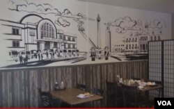 Mural D'jakarta Cafe, hasil desain Aan Brotherhood di Indonesia (Dok: VOA)