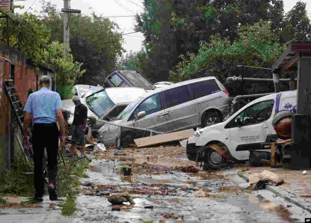 마케도니아 수도 스코페 인근 마을에서 밤새 물난리가 발생한 직후 차들이 거리에 나뒹군 채 방치돼있다.