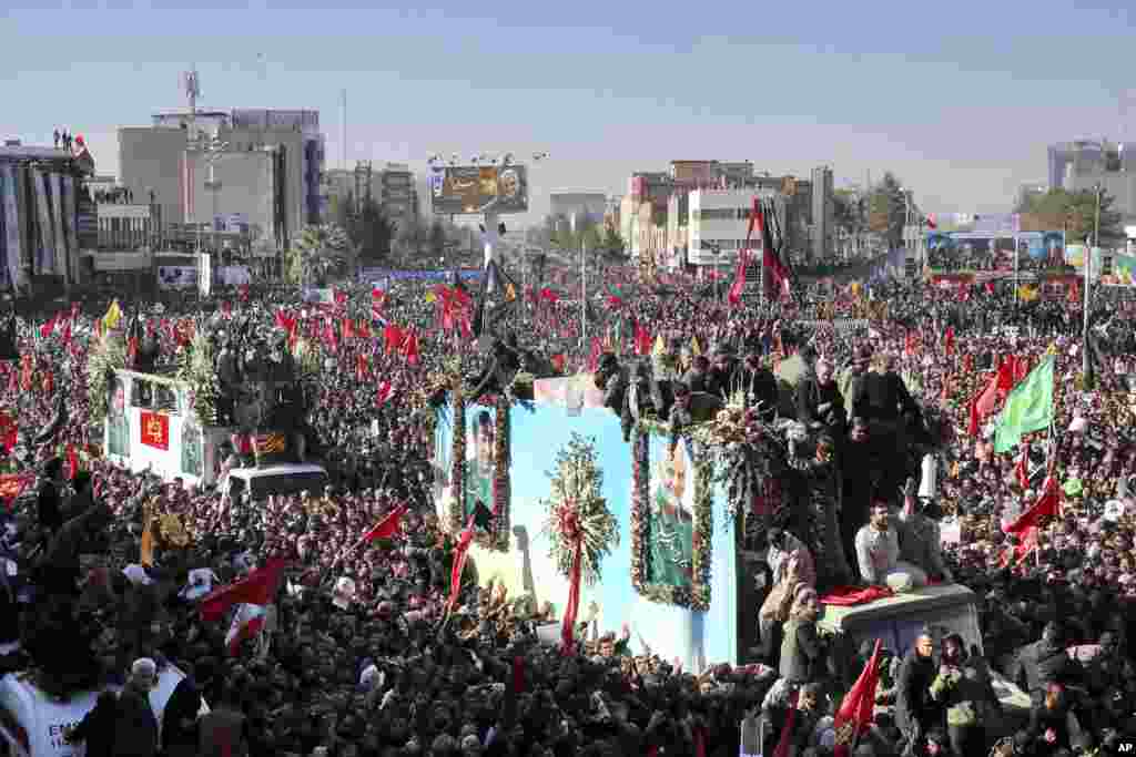 گوشه ای از مراسم تشییع جنازه قاسم سلیمانی، فرمانده نیروی قدس سپاه پاسداران، در کرمان. او در حمله پهپاد آمریکا در بغداد کشته شد.