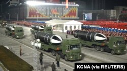 朝鲜官媒朝中社发布的在朝鲜平壤举行的纪念劳动党第八次全国代表大会阅兵式上展示的军事装备。（2021年1月14日） 