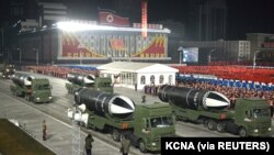 2021年1月14日，为纪念朝鲜劳动党第八次代表大会在平壤举行的阅兵式上展示的军事装备。(照片由朝鲜中央通讯社提供）。