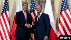 U.S. Secretary of State John Kerry (L) shakes hands as he meets with Polish Prime Minister Donald Tusk in Warsaw, Nov. 5, 2013. 