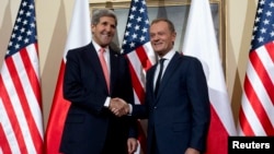 Ngoại trưởng Mỹ John Kerry (trái) và Thủ tướng Ba Lan Donald Tusk ở Warsaw, ngày 5/11/2013.