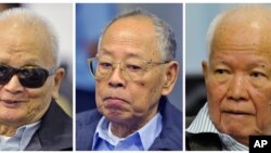 ခမာနီအဖြဲ႔ မူ၀ါဒေရးရာေခါင္းေဆာင္အျဖစ္ ထင္ရွားသူ Nuon Chea (၀ဲ)၊ ႏိုင္ငံျခားေရး၀န္ႀကီးေဟာင္း Ieng Sary (လယ္)၊ ခမာနီအစိုးရေခါင္းေဆာင္ေဟာင္း Khieu Samphan (ယာ)။ (ႏို၀င္ဘာလ ၂၁၊ ၂၀၁၁)