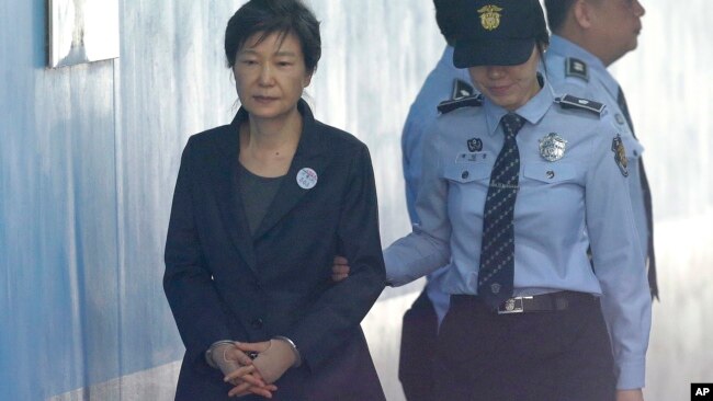 Trong bức hình ngày 10 tháng 10, 2017, cựu Tổng thống Hàn Quốc Park Geun-hye (trái) đến dự phiên tòa về việc kéo dài thời gian câu lưu bà ở Tỏa án Quận Trung tâm Seoul, ở Seoul, Hàn Quốc
