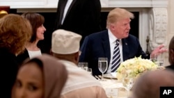 Presiden Donald Trump menggelar buka puasa bersama dengantamu-tamu, termasuk sejumlah duta besar dari negara-negara berpenduduk mayoritas Muslim, di Ruang Jamuan Kenegaraan, di Washington, 6 Juni 2018. 
