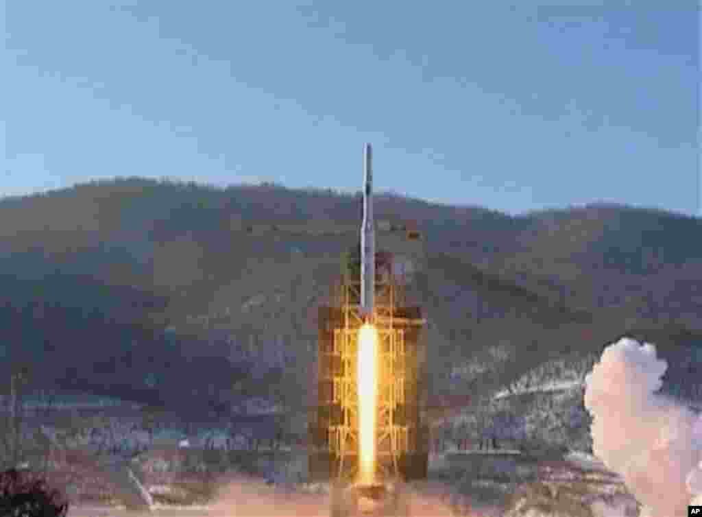 12일 북한 동창리의 은하3호 로켓 발사 장면.