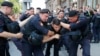 Policías detienen a un hombre durante un mitin no autorizado en el centro de Moscú, el sábado 27 de julio de 2019. Los manifestantes exigían que se permitiera a los candidatos de la oposición postularse para el concejo municipal de Moscú.
