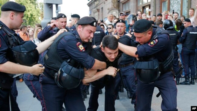 俄罗斯警方7月27日在莫斯科逮捕了六百多名抗议人士。