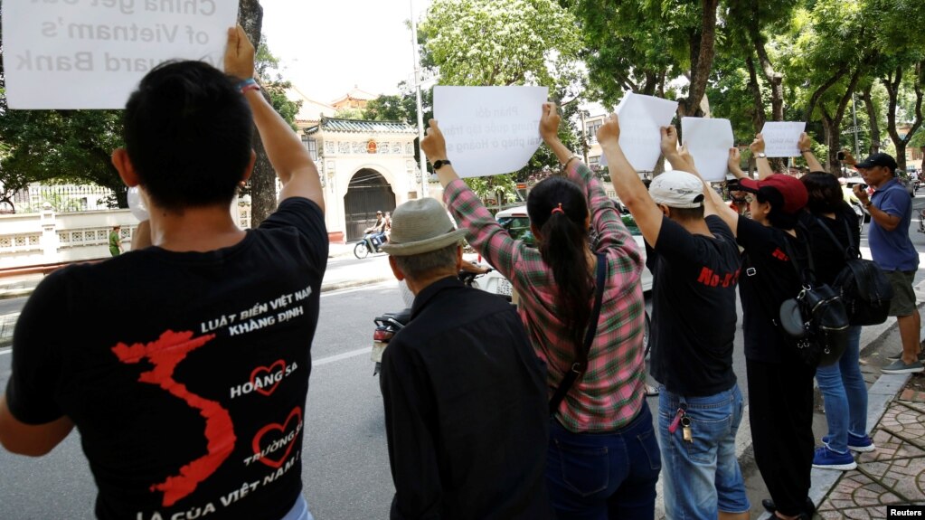 Cuộc biểu tình chớp nhoáng của một nhóm người Việt bên ngoài đại sứ quán Trung Quốc ở Hà Nội hôm 6/8/19.