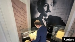 Vincent Belloy, especialista en el departamento de Libros y Manuscritos de Christie's, examina el manuscrito de Einstein-Besso, un manuscrito de trabajo de 54 páginas escrito conjuntamente por Albert Einstein y Michele Besso entre junio de 1913 y principios de 1914.