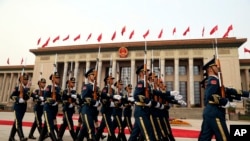 Anggota militer China di Aula Besar Rakyat, 9 November 2017, di Beijing, Tiongkok. (Foto: AP)