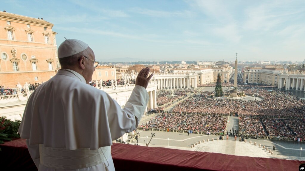 Résultat de recherche d'images pour "pape francois balcon"