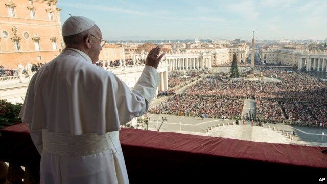 El papa ofrece su mensaje "Urbi et Orbi" desde el balcón central de la Plaza de San Pedro en el Vaticano.