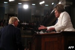 Speaker of the US House of Representatives Nancy Pelosi (R) extends her hand to US President Donald Trump before he delivers the State of the Union address at the US Capitol in Washington, DC, on February 4, 2020. (Photo by LEAH MILLIS / POOL / AFP)