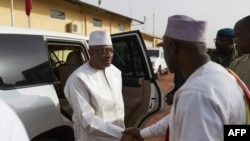 Le Premier ministre malien Soumeylou Boubeye Maiga serre la main du maire de Mopti lors de sa visite dans la région centrale du Mali, le 14 octobre 2018.