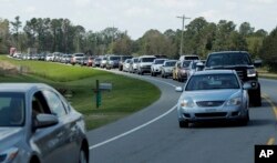 Una larga fila de autos espera en la US 421 en Harrells, N.C., el miércoles, 19 de septiembre de 2018, mientras intentan llegar a Wilmington, Carolina del Norte.